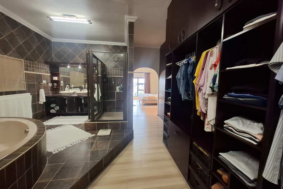 Luxurious, Secure Family Oasis with Stunning Views - Photo 5