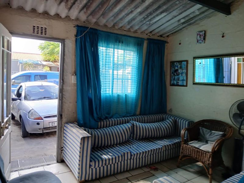 Semi-Attached 1Bedroom Property for Sale in Scottsdene - Photo 5