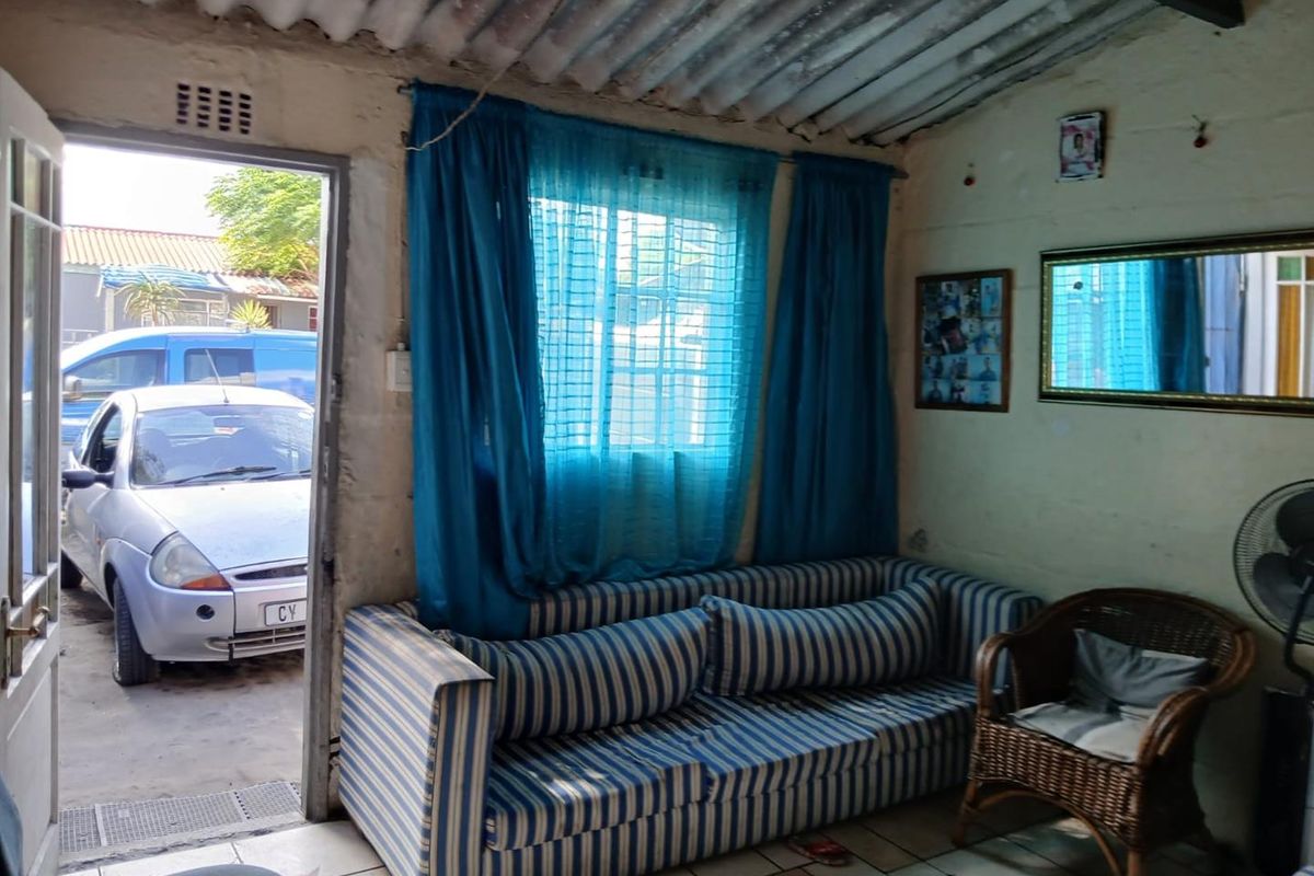 Semi-Attached 1Bedroom Property for Sale in Scottsdene - Photo 5