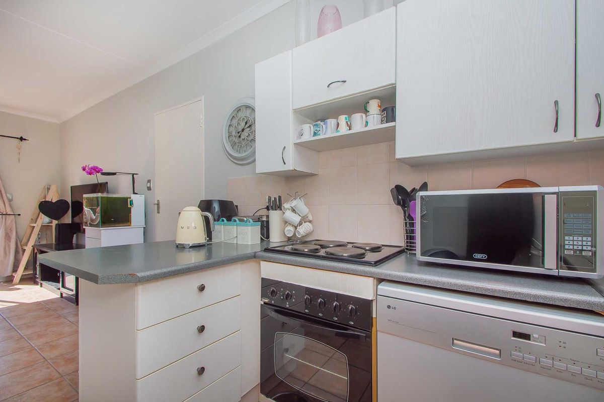 Low Maintenance and Low Levies, Neat as a Pin with Bird Lovers Garden. - Photo 5