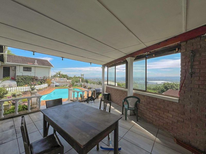 Massive home in sought after Glen Hills with magnificent inland views! - Photo 8