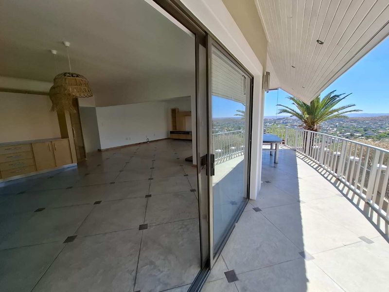 A Stately Home with Breathtaking Views - Photo 2