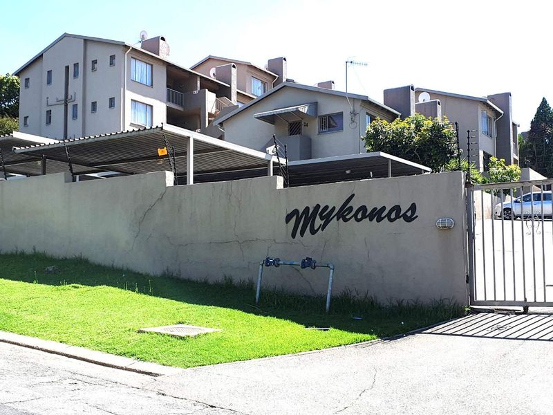 SPACIOUS GROUND FLOOR UNIT CLOSE TO ALL AMENITIES - Photo 1