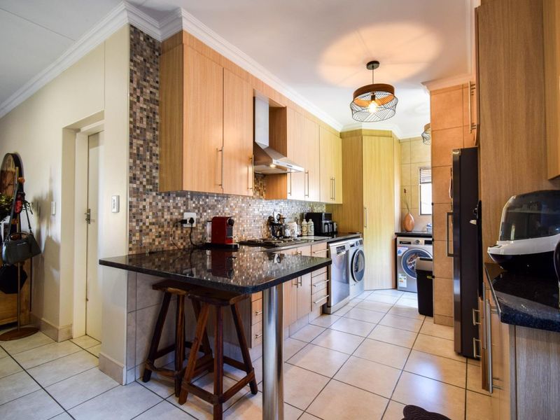 Stylish & Secure Home with Backup Power and Water - Photo 9