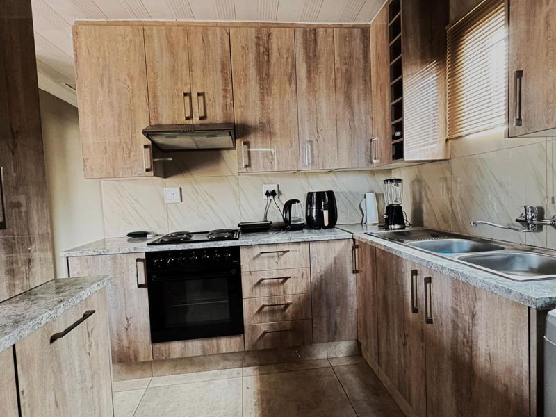 CHARMING 3 BED IN LEOPARD'S REST ESTATE - Photo 2