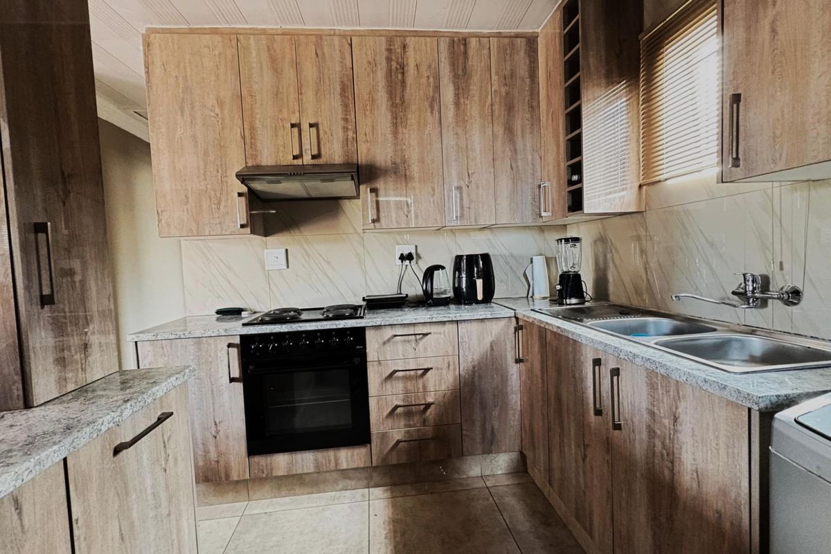 CHARMING 3 BED IN LEOPARD'S REST ESTATE - Photo 2