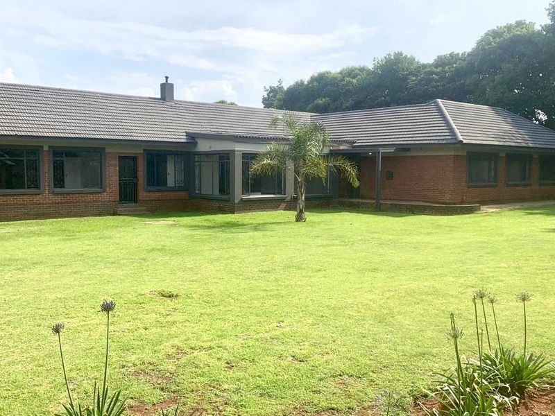 ATTRACTIVE FAMILY HOME ON 2556M2 STAND - Photo 4