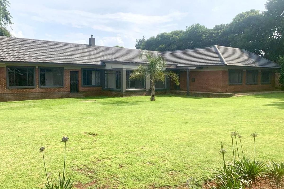 ATTRACTIVE FAMILY HOME ON 2556M2 STAND - Photo 4