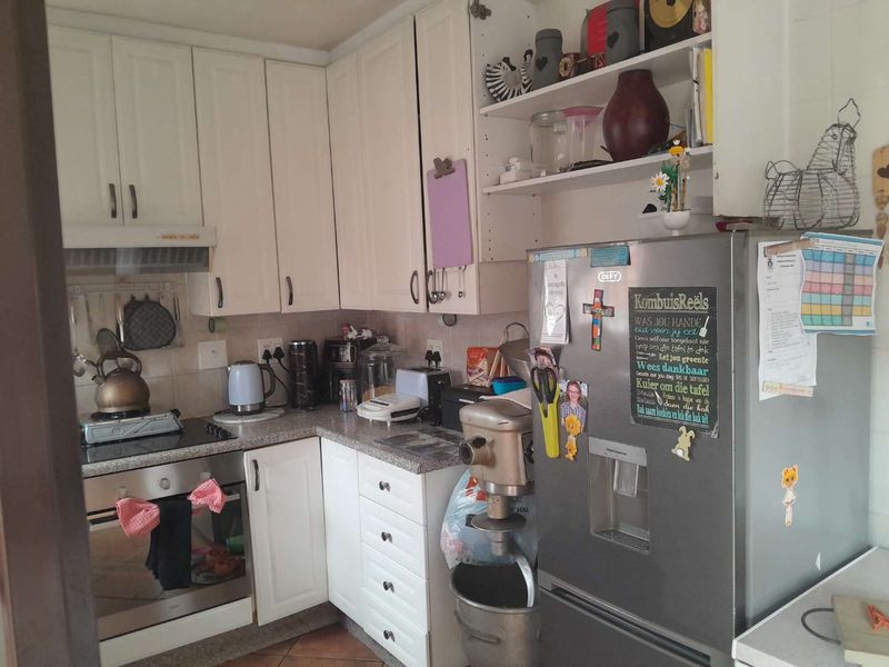 Low Maintenance 3 Bedroom Facebrick Townhouse - Photo 5