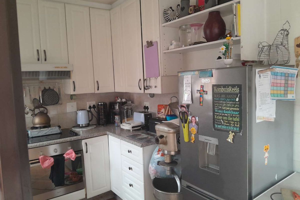 Low Maintenance 3 Bedroom Facebrick Townhouse - Photo 5