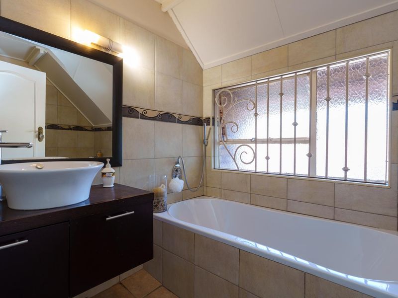 NEWLY LISTED 5 BEDROOM SECURE HOME IN PRIME AREA WITH LOVELY ENTERTAINMENT AREA AND POOL - Photo 9