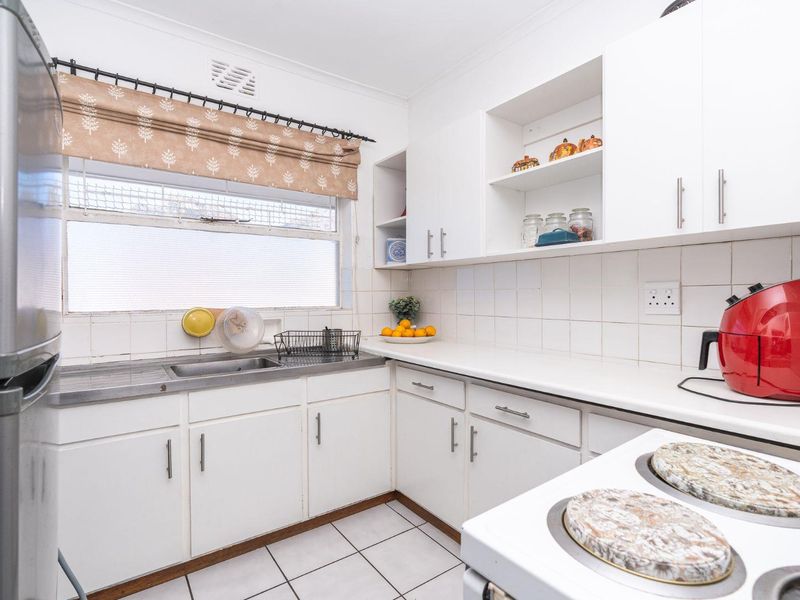 Tamboerskloof Gem with Garage - Photo 10