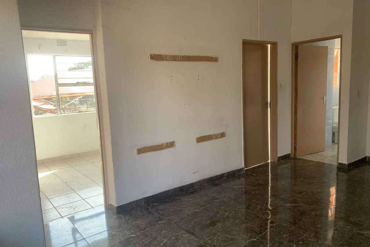 Discover your dream home in the heart of Ridgeway with this stunning 3-bedroom townhouse for sale in the highly sought-after Lion Ridge Complex, located just so - Photo 4