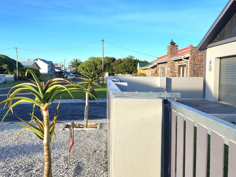 Live three streets from the ocean in Franskraal’s most sought-after beachside neighbourhood. - Photo 8