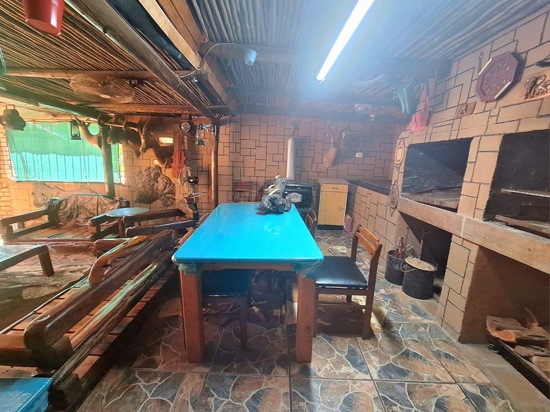 **Charming Corner Stand Home with Luxurious Amenities** - Photo 7