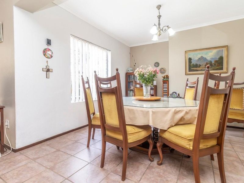 ACCENT ON CONVENIENCE IN A SECURE COMPLEX! - Photo 4