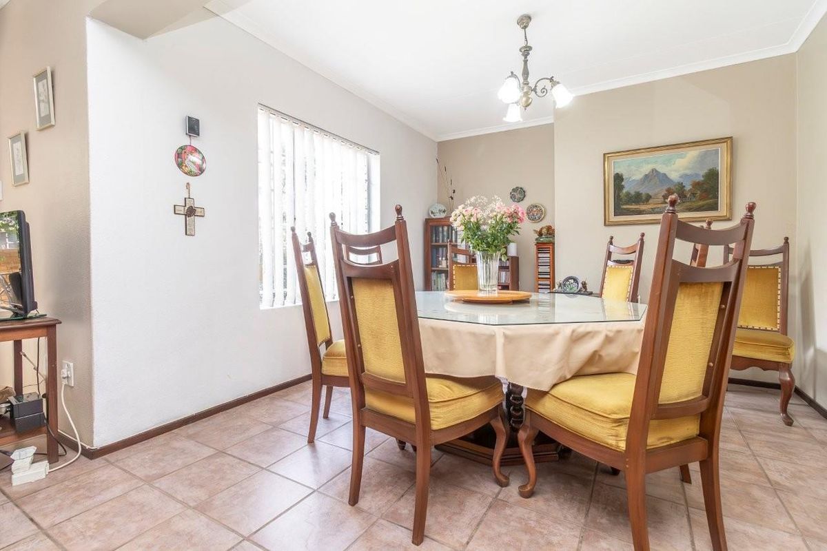 ACCENT ON CONVENIENCE IN A SECURE COMPLEX! - Photo 4