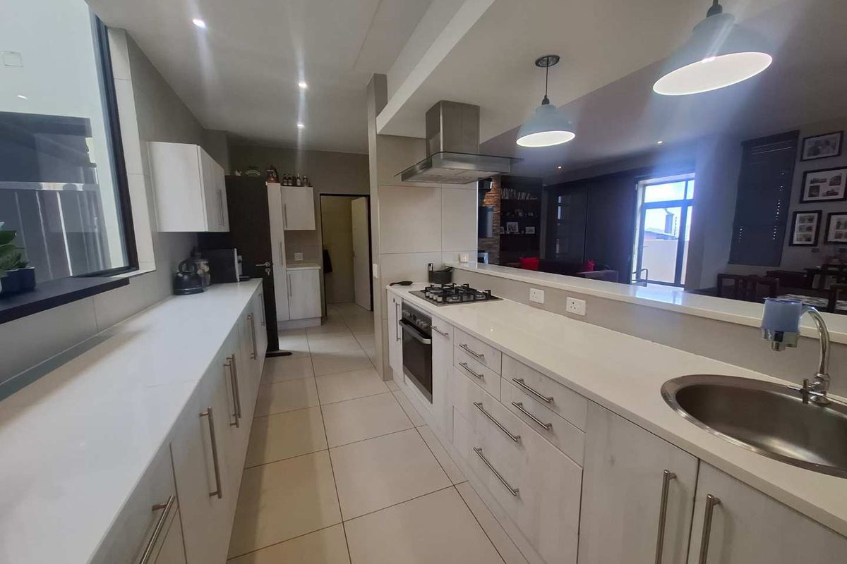 Luxury unit in Henning Villiage - Photo 2