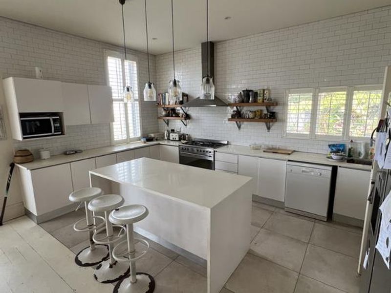 SPACIOUS 3-BEDROOM HOME WITH GRANNY FLAT & POOL - Photo 7