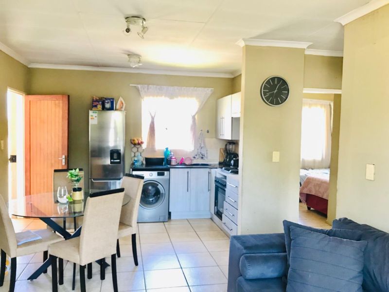 Charming Two-Bedroom Apartment with Modern Amenities - Photo 9