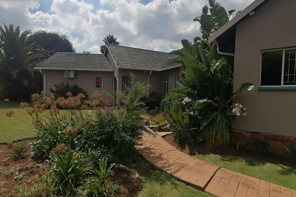 This home with modern kitchen & bathrooms has a lot to offer! - Photo 2