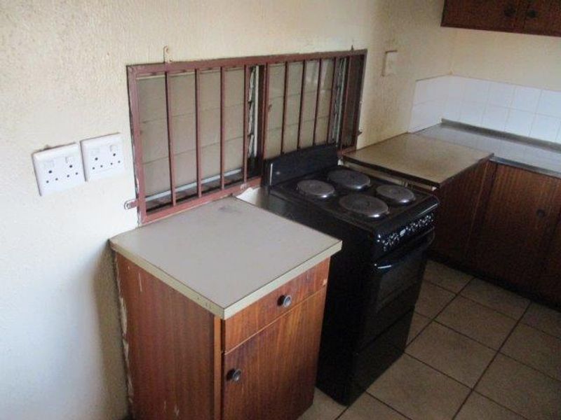 BACHELOR FLAT TO RENT IN SUNNYSIDE - Photo 4