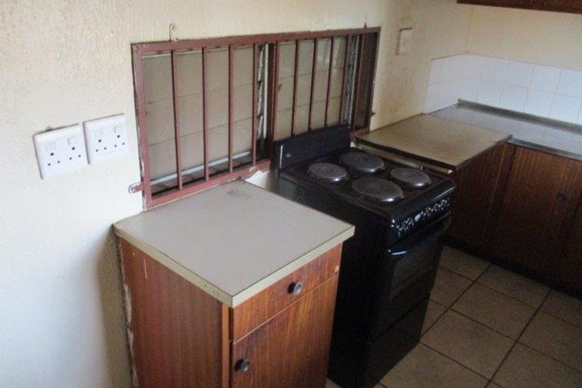 BACHELOR FLAT TO RENT IN SUNNYSIDE - Photo 4