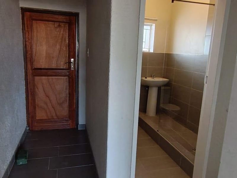 **Charming Newly Renovated Bachelors Apartment for Rent** - Photo 10