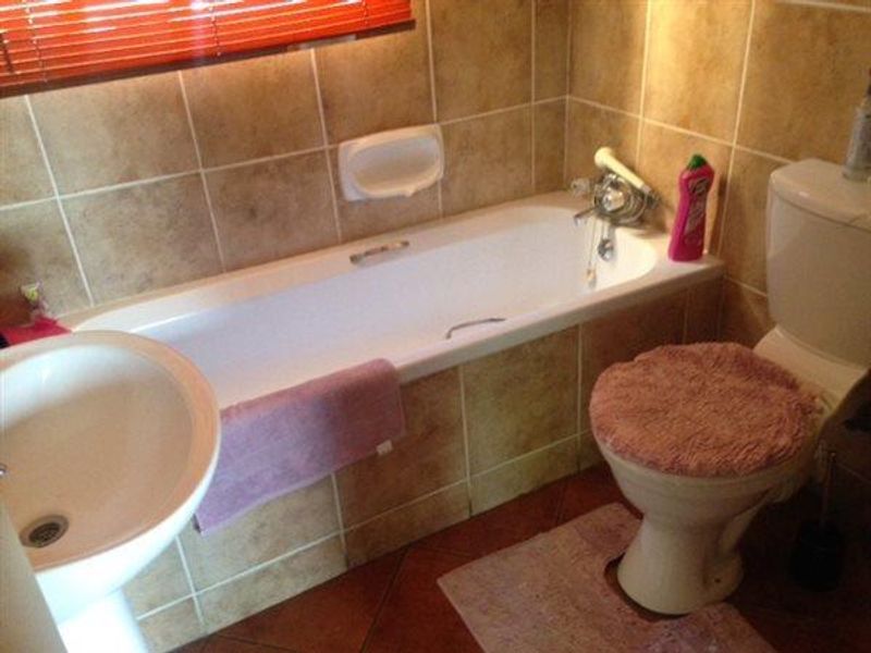 2 Bedroom top unit in Faerie Glen - Photo 6