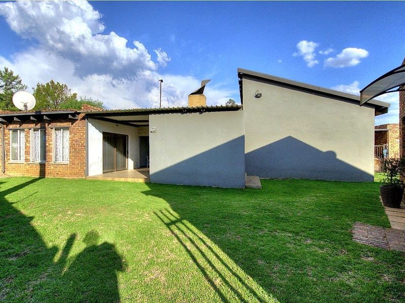 Giant family home with 2 bed- 2 bath cottage! - Photo 4