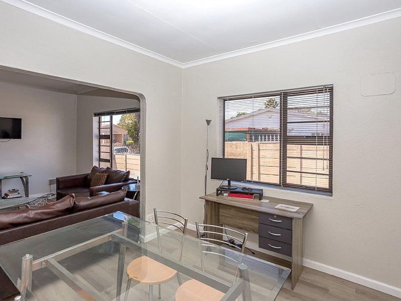 Family Home - Photo 8