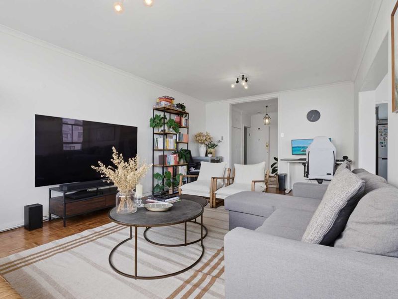 Exclusive Corner Apartment in Prestigious La Rochelle, Sea Point - Photo 6