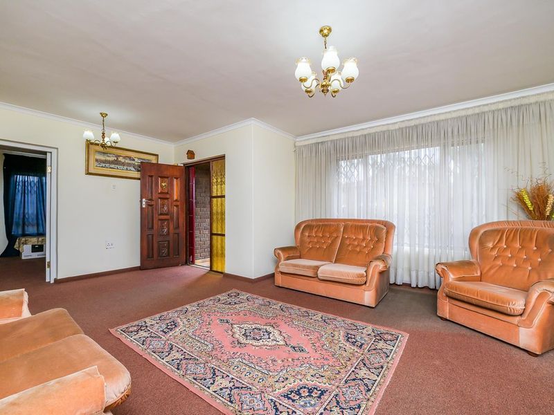 Charming Havenside Home with Flatlet and Ample Parking - Photo 3