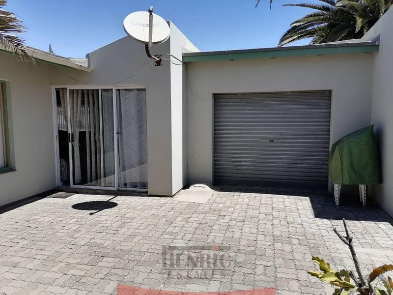 A Classic in Sought After Area - SOLE MANDATE - Photo 8