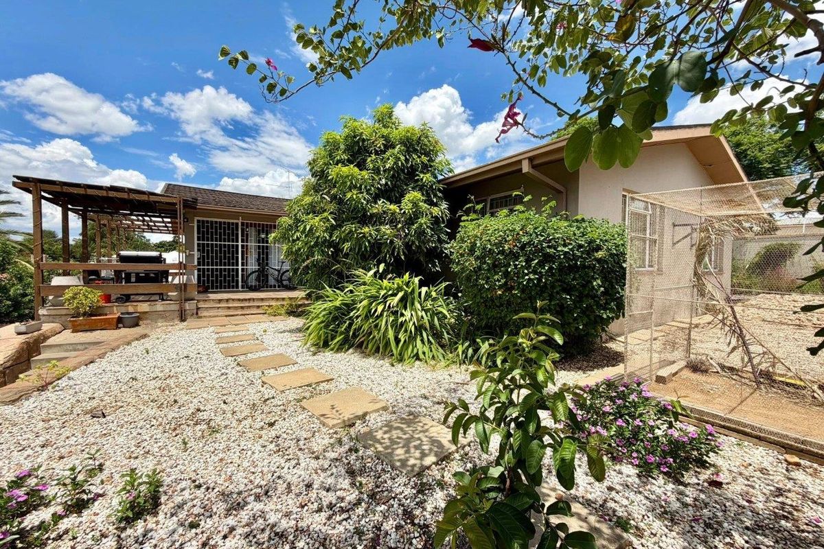 4 Bedroom House For Sale in Old Pionierspark - Photo 2