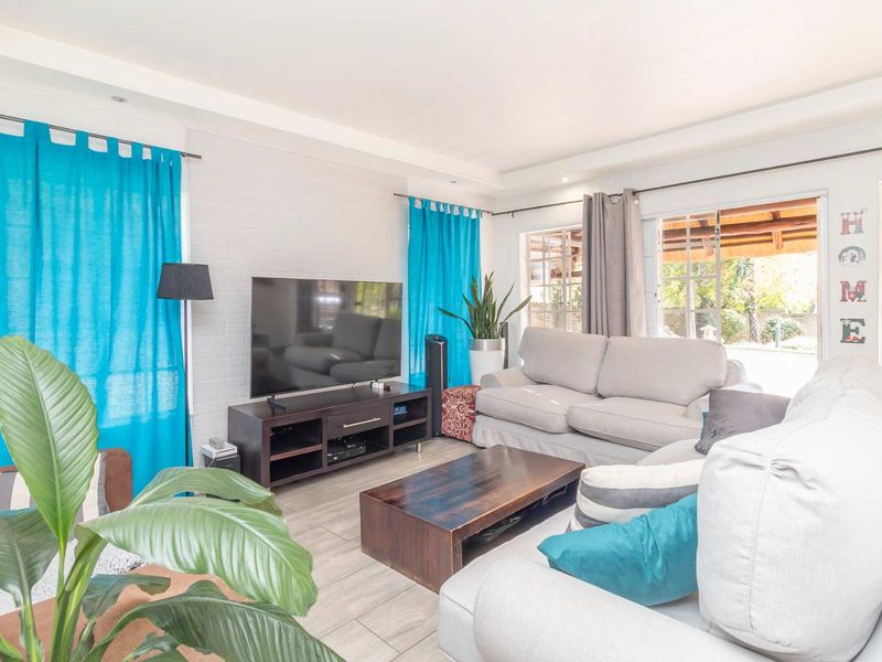 Large 3 bedroom Family Home with Flatlet, Study/Office & Pool on a 1,390m2 Stand in Boskruin. - Photo 9