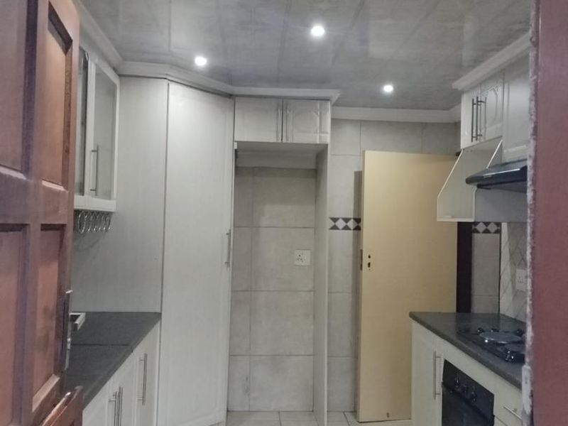 2 Bedroom House in BufferZone - Photo 3