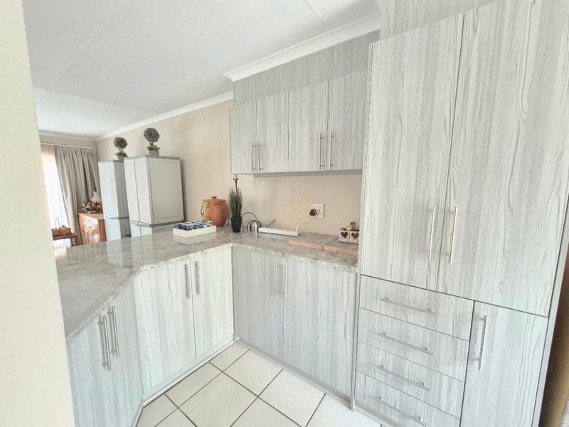 Elegant, bright townhouse with fantastic location - Photo 9