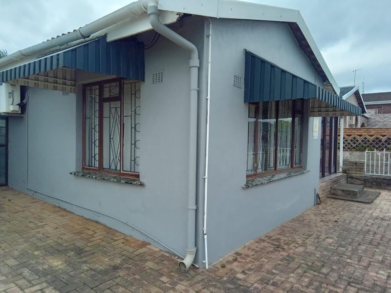 Spacious Shallcross Home with Panoramic Views and Modern Comforts - Photo 3