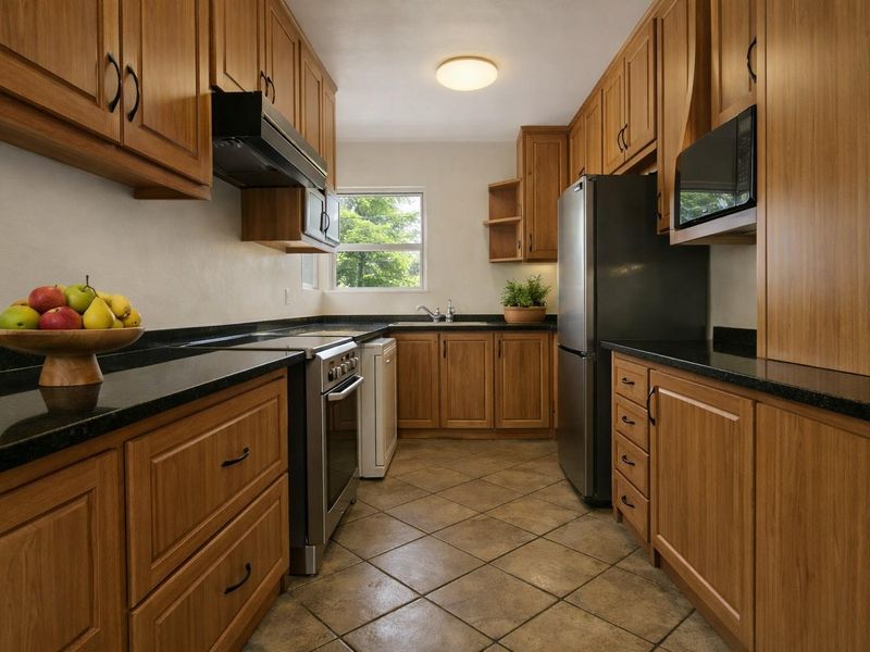 Three Storey House 4 Bedrooms with Uninterrupted Sea View in Dana bay - Photo 4