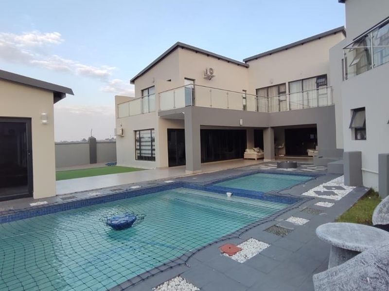 Massive Double storey house for sale in Heuwelsig Estate, Centurion - Photo 4