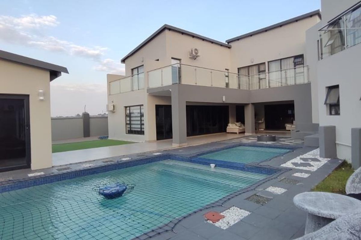 Massive Double storey house for sale in Heuwelsig Estate, Centurion - Photo 4