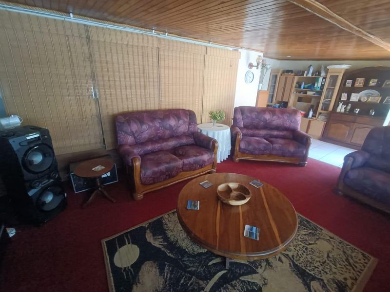 Spacious Family Home with Multiple Dwellings and Pool – Ideal Investment Opportunity - Photo 8