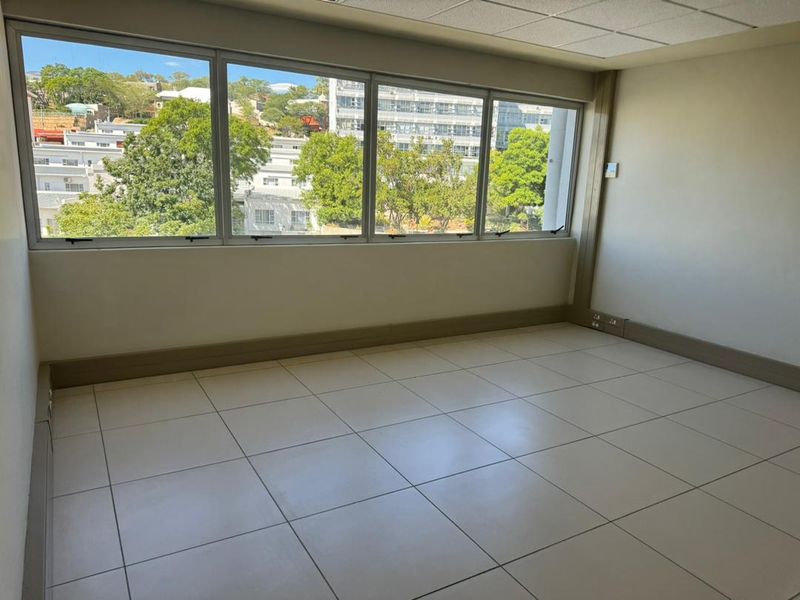 MODERN OFFICES TO LET - SHARED BUILDING - Photo 6