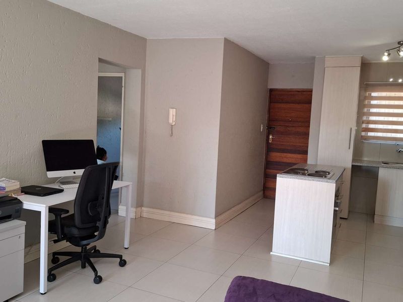 Secure townhouse - Upstairs unit in Popular Complex - Photo 6