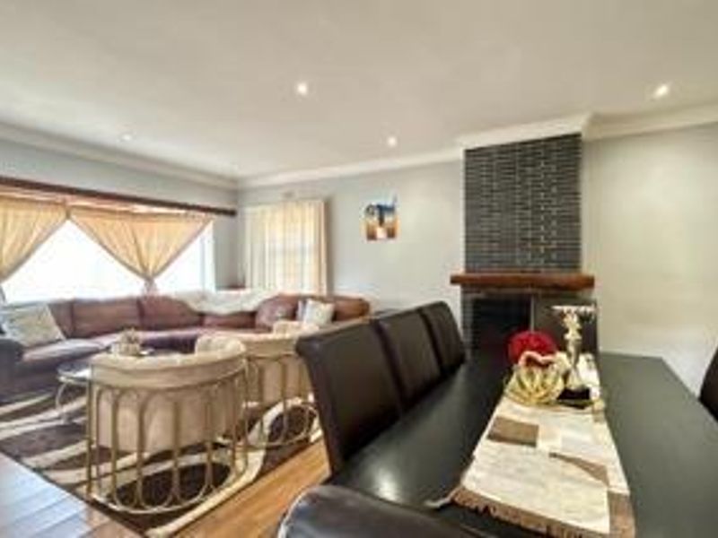 Family Comfort: Large 4-Bed Home with Fireplace & Double Garage - Photo 4