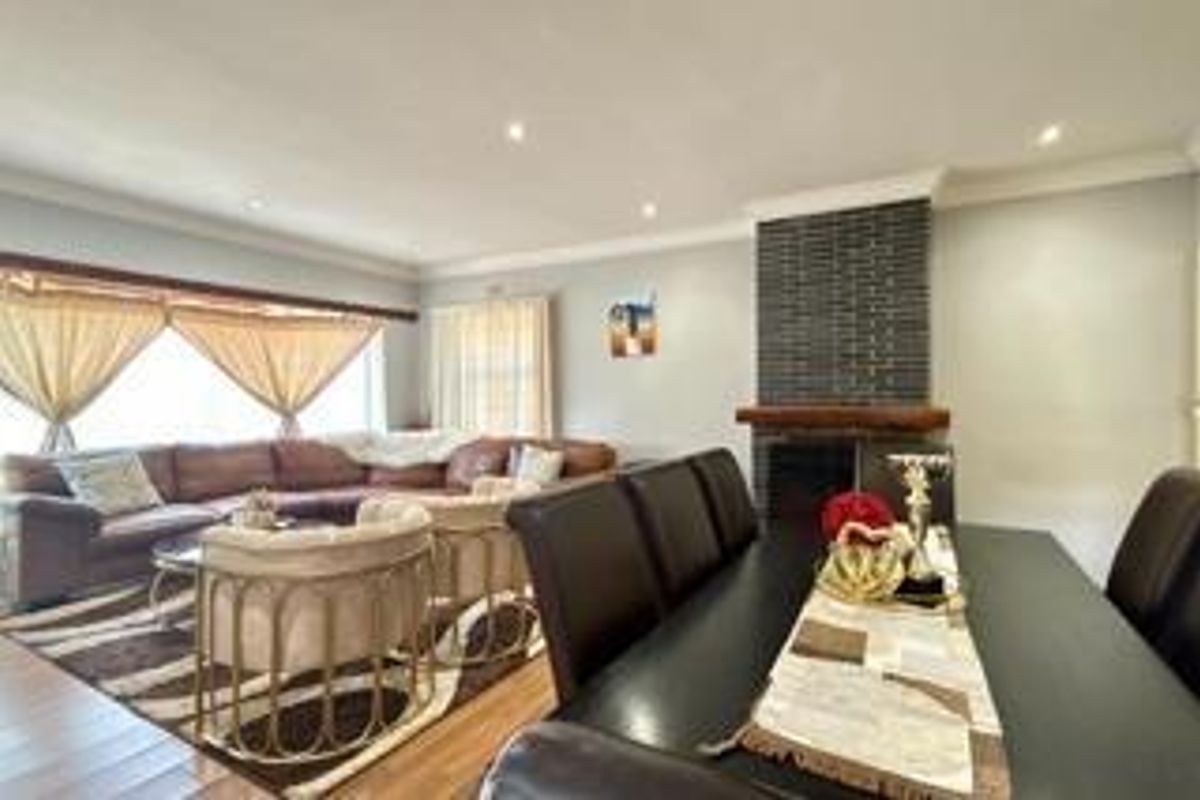 Family Comfort: Large 4-Bed Home with Fireplace & Double Garage - Photo 4