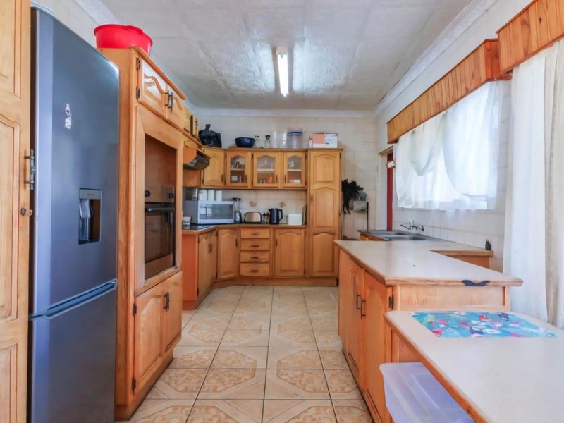 Your perfect family Home  with study, work from home, large back garden and storage, Awaits! - Photo 3