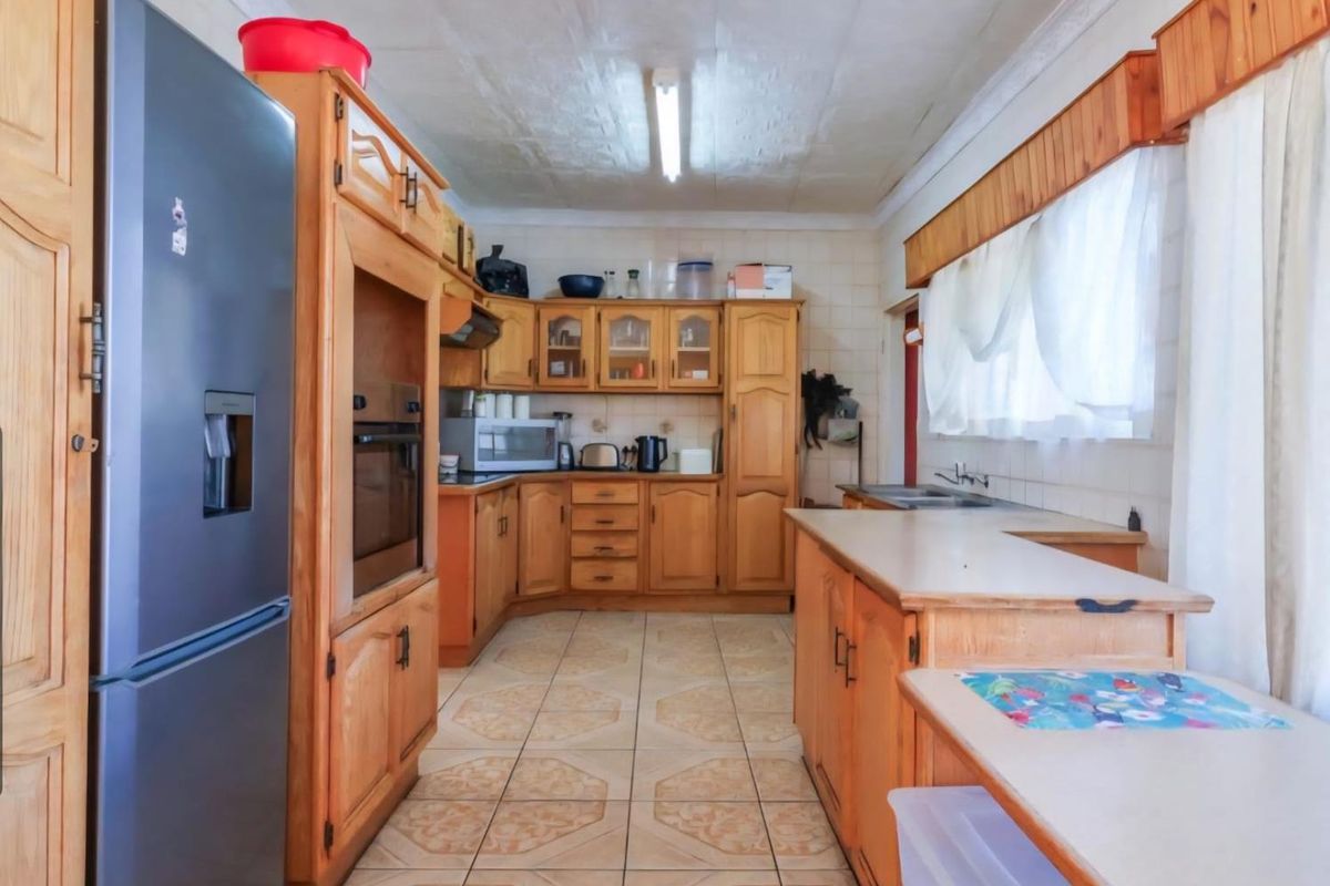 Your perfect family Home  with study, work from home, large back garden and storage, Awaits! - Photo 3