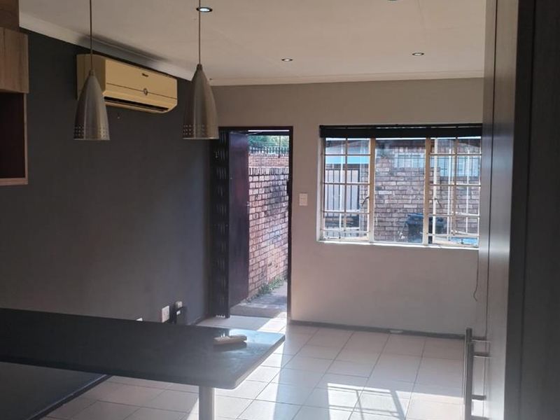 Modern 2 Bedroom Unit - Photo 4